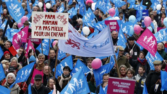 Datei:Demo Paris - Papa Maman ya pas mieux pour un enfant.jpg