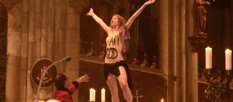 Datei:Femen-Koelner Dom.jpg