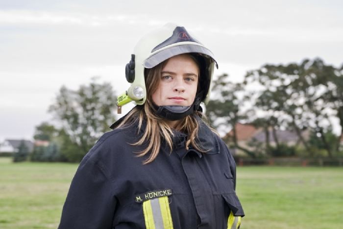Datei:Feuerwehrfrau mit langen Haaren.jpg