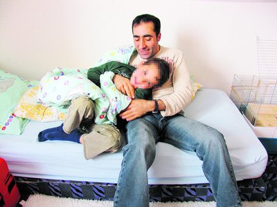 Datei:Kazim Goerguelue mit Sohn Christopher.jpg