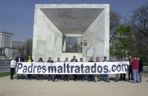 Datei:Padres maltratados en Madrid.jpg