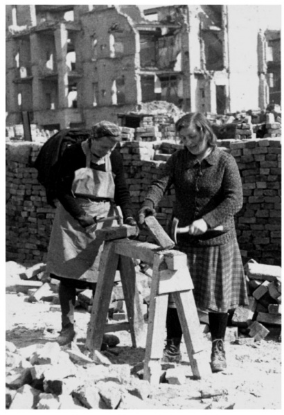 Datei:Steine klopfende Truemmerfrauen.jpg